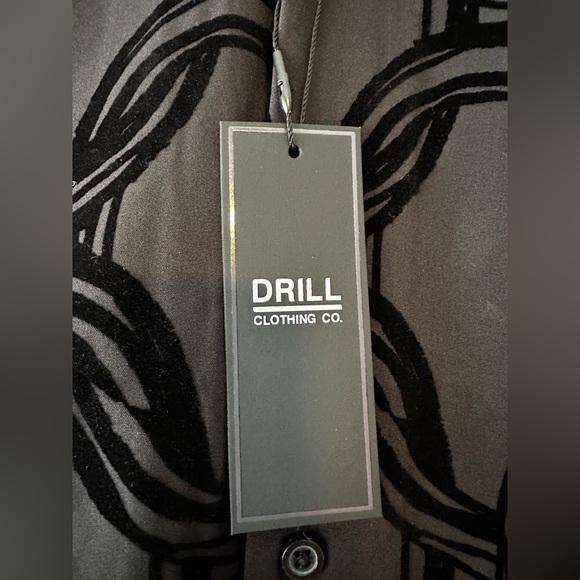 🆕 Drill Clothing Co Button Up Shirt Men’s Medium Black Pattern Short Sleeve NWT - Picture 3 of 10